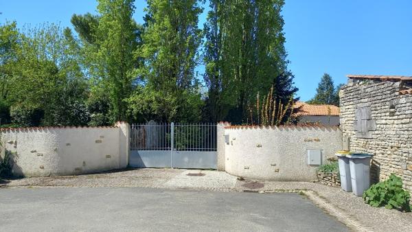 Vente
                Maison210 m² - 7 Pièces -
                    courçon (17170)