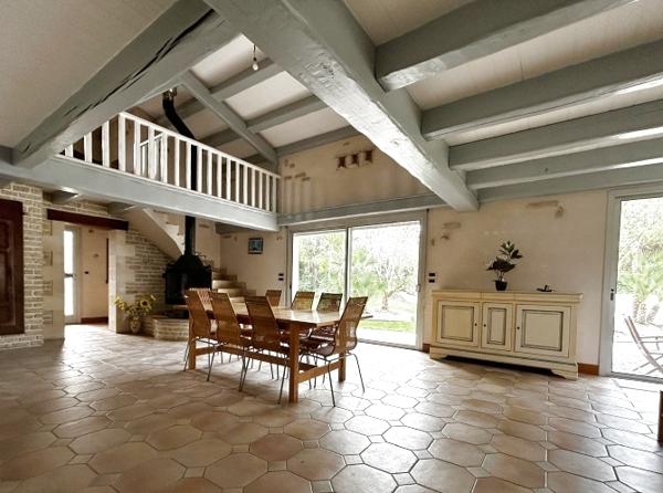Vente
                Maison210 m² - 7 Pièces -
                    courçon (17170)