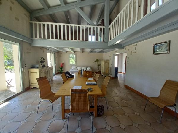 Vente
                Maison210 m² - 7 Pièces -
                    courçon (17170)