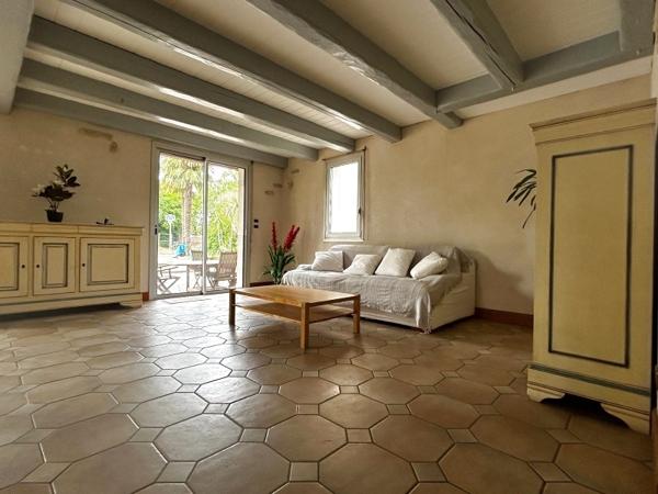 Vente
                Maison210 m² - 7 Pièces -
                    courçon (17170)