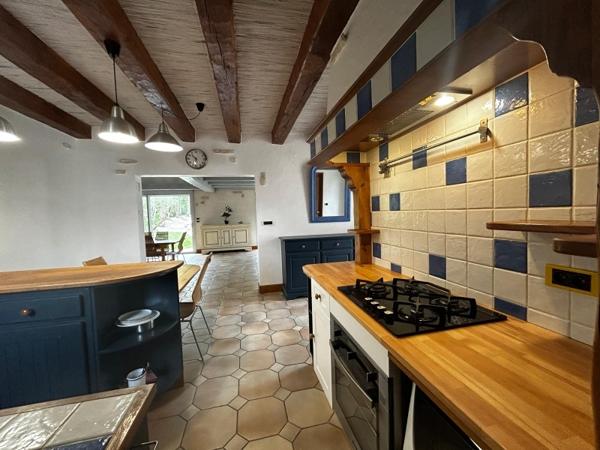 Vente
                Maison210 m² - 7 Pièces -
                    courçon (17170)
