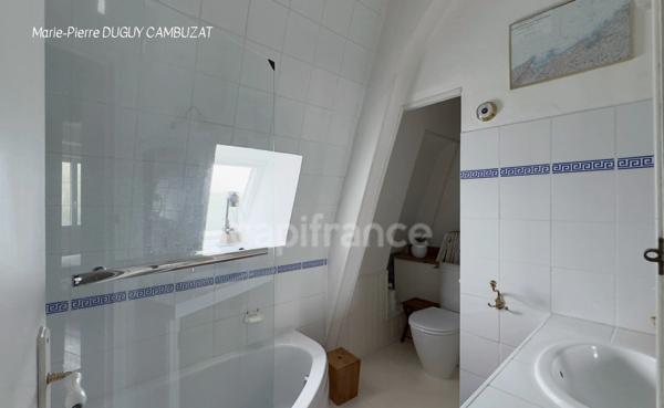 MAISON AVEC PISCINE INTÉRIEURE ET DÉPENDANCES