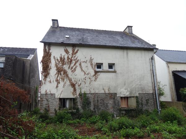 Plounévez-Quintin (22110) Maison familiale à rénover avec sous-sol et jardin