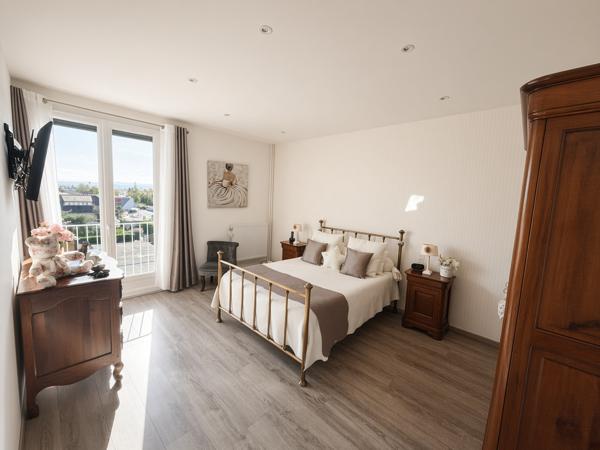 COURNON-D’AUVERGNE – T4 120 m² – RÉNOVÉ – GARAGE – 2 PARKINGS