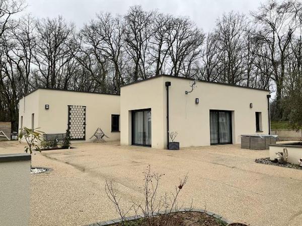 A VENDRE : Superbe villa de plain-pied, spacieuse et lumineuse, en excellent état, située sur u...