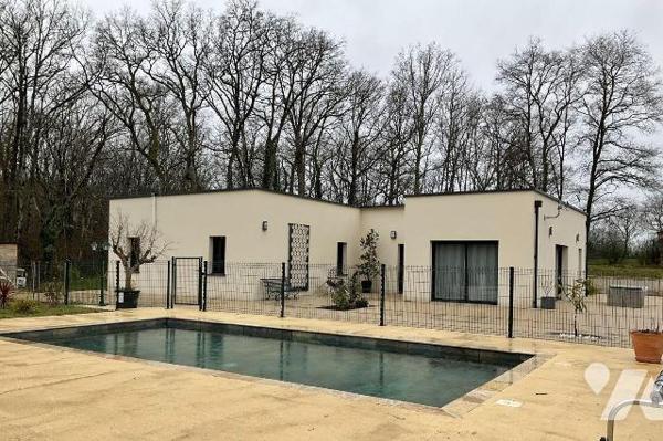 A VENDRE : Superbe villa de plain-pied, spacieuse et lumineuse, en excellent état, située sur u...