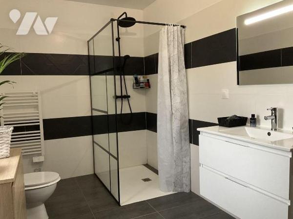 A VENDRE : Superbe villa de plain-pied, spacieuse et lumineuse, en excellent état, située sur u...