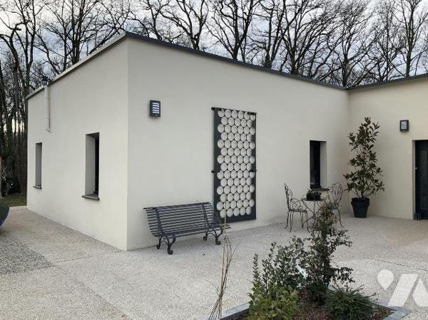 A VENDRE : Superbe villa de plain-pied, spacieuse et lumineuse, en excellent état, située sur u...