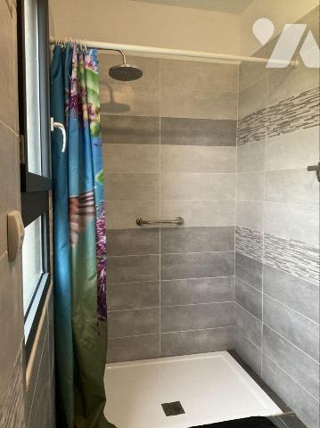 A VENDRE : Superbe villa de plain-pied, spacieuse et lumineuse, en excellent état, située sur u...