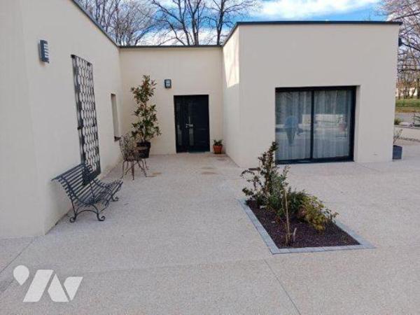 A VENDRE : Superbe villa de plain-pied, spacieuse et lumineuse, en excellent état, située sur u...