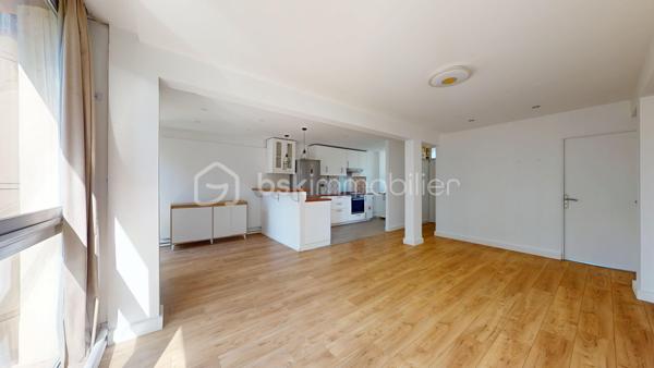 Appartement F4, en très bon état, avec une grande pièce de vie, deux chambres et un bureau, une grande cave et un emplacement de parking.
Au troisième et dernier étage d’une résidence en impasse avec de grands espaces verts et entièrement rénovée énergétiquement !

À Palaiseau, dans un environnement privilégié au fond d’une IMPASSE, au sein d’un quartier résidentiel recherché pour son calme et sa situation, venez découvrir ce charmant appartement 4 pièces de 67 m², lumineux grâce à sa double exposition.
Situé au 3ᵉ et dernier étage sans ascenseur, cet appartement en Très Bon État offre un cadre de vie agréable.
Au sein d’une résidence calme et verdoyante, ravalée il y a 10 ans et dont la chaufferie vient d’être rénovée (chaudière gaz à condensation de 2026) => DPE en D !

📍Emplacement idéal
•	À quelques pas, par voie piétonne, de l’école maternelle et élémentaire Paul Langevin
•	À 10 minutes du collège, du lycée, du centre-ville et de toutes les commodités
•	À 5 minutes de la gare de Massy-Palaiseau (RER B et C, TGV, future ligne 18, aéroport d’Orly à 10 minutes)
•	À 10 minutes de Polytechnique et du plateau de Saclay (arrêt de bus à 200 m)
•	Accès rapide aux autoroutes A10 et A6

⭐️ Appartement F4, 2 chambres et bureau, lumineux et en Très bon état.
L’appartement propose :
•	Un grand espace de vie de 35 m², traversant, comprenant :
o	une entrée
o	une cuisine entièrement équipée et aménagée avec îlot
o	un salon-salle à manger exposé OUEST avec grandes baies vitrées coulissantes donnant sur le parc de la résidence

•	2 chambres et un bureau (7 m²) avec dressings
•	Des WC séparés et une spacieuse salle d’eau avec emplacement lave-linge.

Vous bénéficierez également d’une grande cave avec électricité et d’un stationnement au sein du parking privé de la résidence.

🌿 Résidence agréable avec Espaces Verts et rénovation énergétique déjà réalisée ! 
Le bien se situe en impasse, dans une copropriété à taille humaine (18 lots d’habitation), entièrement clôturée, calme et bénéficiant de grands espaces verts.
L’immeuble, construit dans les années 60, a été ravalé il y a environ 10 ans.
La copropriété a très récemment réalisé la rénovation de la chaufferie (passage du chauffage au fioul à une chaudière gaz à condensation). 
Conséquences : plus de travaux à prévoir, des charges qui devraient diminuer dans les prochains mois, et un DPE en D !
=> Les charges actuelles sont de 275 € par mois, incluant notamment chauffage, eau chaude et eau froide.

✨ Les plus de l’appartement
•	Dernier étage
•	Appartement très bien entretenu
•	Grande pièce de vie
•	Cuisine entièrement équipée 
•	WC séparés, salle d’eau récente 
•	Double vitrage, VMC, DPE en D
•	Grande cave avec électricité 
•	Stationnement facile dans le parking privé de la résidence
•	Petite copropriété avec grands espaces verts, rénovation énergétique réalisée !
•	Localisation en impasse proche école, collège, lycée, axes routiers et transports (RER Massy-Palaiseau)

Le dynamisme du secteur, la qualité de la résidence et la rénovation énergétique déjà réalisée, le très bon état de l’appartement en font un bien idéal pour une famille !
🎥 Visite virtuelle disponible sur demande pour une première découverte.
À votre entière disposition 7 jours sur 7 !