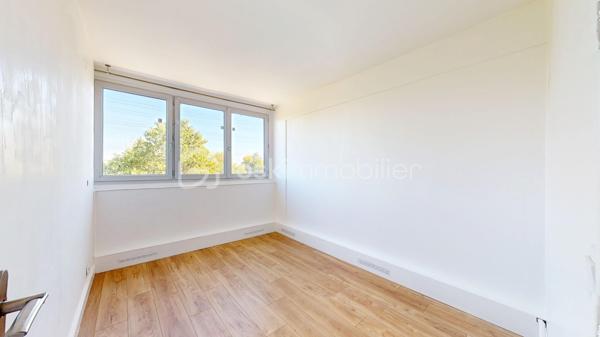Appartement F4, en très bon état, avec une grande pièce de vie, deux chambres et un bureau, une grande cave et un emplacement de parking.
Au troisième et dernier étage d’une résidence en impasse avec de grands espaces verts et entièrement rénovée énergétiquement !

À Palaiseau, dans un environnement privilégié au fond d’une IMPASSE, au sein d’un quartier résidentiel recherché pour son calme et sa situation, venez découvrir ce charmant appartement 4 pièces de 67 m², lumineux grâce à sa double exposition.
Situé au 3ᵉ et dernier étage sans ascenseur, cet appartement en Très Bon État offre un cadre de vie agréable.
Au sein d’une résidence calme et verdoyante, ravalée il y a 10 ans et dont la chaufferie vient d’être rénovée (chaudière gaz à condensation de 2026) => DPE en D !

📍Emplacement idéal
•	À quelques pas, par voie piétonne, de l’école maternelle et élémentaire Paul Langevin
•	À 10 minutes du collège, du lycée, du centre-ville et de toutes les commodités
•	À 5 minutes de la gare de Massy-Palaiseau (RER B et C, TGV, future ligne 18, aéroport d’Orly à 10 minutes)
•	À 10 minutes de Polytechnique et du plateau de Saclay (arrêt de bus à 200 m)
•	Accès rapide aux autoroutes A10 et A6

⭐️ Appartement F4, 2 chambres et bureau, lumineux et en Très bon état.
L’appartement propose :
•	Un grand espace de vie de 35 m², traversant, comprenant :
o	une entrée
o	une cuisine entièrement équipée et aménagée avec îlot
o	un salon-salle à manger exposé OUEST avec grandes baies vitrées coulissantes donnant sur le parc de la résidence

•	2 chambres et un bureau (7 m²) avec dressings
•	Des WC séparés et une spacieuse salle d’eau avec emplacement lave-linge.

Vous bénéficierez également d’une grande cave avec électricité et d’un stationnement au sein du parking privé de la résidence.

🌿 Résidence agréable avec Espaces Verts et rénovation énergétique déjà réalisée ! 
Le bien se situe en impasse, dans une copropriété à taille humaine (18 lots d’habitation), entièrement clôturée, calme et bénéficiant de grands espaces verts.
L’immeuble, construit dans les années 60, a été ravalé il y a environ 10 ans.
La copropriété a très récemment réalisé la rénovation de la chaufferie (passage du chauffage au fioul à une chaudière gaz à condensation). 
Conséquences : plus de travaux à prévoir, des charges qui devraient diminuer dans les prochains mois, et un DPE en D !
=> Les charges actuelles sont de 275 € par mois, incluant notamment chauffage, eau chaude et eau froide.

✨ Les plus de l’appartement
•	Dernier étage
•	Appartement très bien entretenu
•	Grande pièce de vie
•	Cuisine entièrement équipée 
•	WC séparés, salle d’eau récente 
•	Double vitrage, VMC, DPE en D
•	Grande cave avec électricité 
•	Stationnement facile dans le parking privé de la résidence
•	Petite copropriété avec grands espaces verts, rénovation énergétique réalisée !
•	Localisation en impasse proche école, collège, lycée, axes routiers et transports (RER Massy-Palaiseau)

Le dynamisme du secteur, la qualité de la résidence et la rénovation énergétique déjà réalisée, le très bon état de l’appartement en font un bien idéal pour une famille !
🎥 Visite virtuelle disponible sur demande pour une première découverte.
À votre entière disposition 7 jours sur 7 !