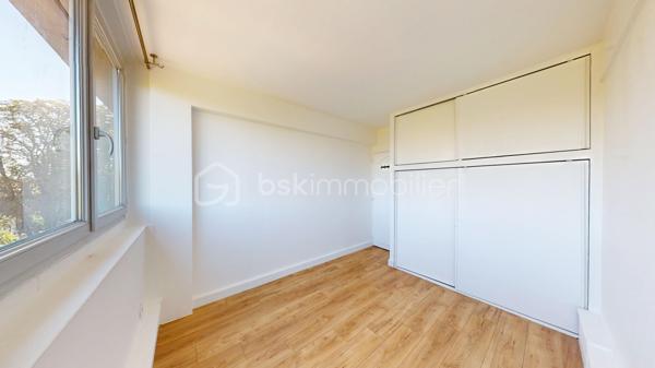 Appartement F4, en très bon état, avec une grande pièce de vie, deux chambres et un bureau, une grande cave et un emplacement de parking.
Au troisième et dernier étage d’une résidence en impasse avec de grands espaces verts et entièrement rénovée énergétiquement !

À Palaiseau, dans un environnement privilégié au fond d’une IMPASSE, au sein d’un quartier résidentiel recherché pour son calme et sa situation, venez découvrir ce charmant appartement 4 pièces de 67 m², lumineux grâce à sa double exposition.
Situé au 3ᵉ et dernier étage sans ascenseur, cet appartement en Très Bon État offre un cadre de vie agréable.
Au sein d’une résidence calme et verdoyante, ravalée il y a 10 ans et dont la chaufferie vient d’être rénovée (chaudière gaz à condensation de 2026) => DPE en D !

📍Emplacement idéal
•	À quelques pas, par voie piétonne, de l’école maternelle et élémentaire Paul Langevin
•	À 10 minutes du collège, du lycée, du centre-ville et de toutes les commodités
•	À 5 minutes de la gare de Massy-Palaiseau (RER B et C, TGV, future ligne 18, aéroport d’Orly à 10 minutes)
•	À 10 minutes de Polytechnique et du plateau de Saclay (arrêt de bus à 200 m)
•	Accès rapide aux autoroutes A10 et A6

⭐️ Appartement F4, 2 chambres et bureau, lumineux et en Très bon état.
L’appartement propose :
•	Un grand espace de vie de 35 m², traversant, comprenant :
o	une entrée
o	une cuisine entièrement équipée et aménagée avec îlot
o	un salon-salle à manger exposé OUEST avec grandes baies vitrées coulissantes donnant sur le parc de la résidence

•	2 chambres et un bureau (7 m²) avec dressings
•	Des WC séparés et une spacieuse salle d’eau avec emplacement lave-linge.

Vous bénéficierez également d’une grande cave avec électricité et d’un stationnement au sein du parking privé de la résidence.

🌿 Résidence agréable avec Espaces Verts et rénovation énergétique déjà réalisée ! 
Le bien se situe en impasse, dans une copropriété à taille humaine (18 lots d’habitation), entièrement clôturée, calme et bénéficiant de grands espaces verts.
L’immeuble, construit dans les années 60, a été ravalé il y a environ 10 ans.
La copropriété a très récemment réalisé la rénovation de la chaufferie (passage du chauffage au fioul à une chaudière gaz à condensation). 
Conséquences : plus de travaux à prévoir, des charges qui devraient diminuer dans les prochains mois, et un DPE en D !
=> Les charges actuelles sont de 275 € par mois, incluant notamment chauffage, eau chaude et eau froide.

✨ Les plus de l’appartement
•	Dernier étage
•	Appartement très bien entretenu
•	Grande pièce de vie
•	Cuisine entièrement équipée 
•	WC séparés, salle d’eau récente 
•	Double vitrage, VMC, DPE en D
•	Grande cave avec électricité 
•	Stationnement facile dans le parking privé de la résidence
•	Petite copropriété avec grands espaces verts, rénovation énergétique réalisée !
•	Localisation en impasse proche école, collège, lycée, axes routiers et transports (RER Massy-Palaiseau)

Le dynamisme du secteur, la qualité de la résidence et la rénovation énergétique déjà réalisée, le très bon état de l’appartement en font un bien idéal pour une famille !
🎥 Visite virtuelle disponible sur demande pour une première découverte.
À votre entière disposition 7 jours sur 7 !