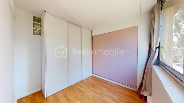 Appartement F4, en très bon état, avec une grande pièce de vie, deux chambres et un bureau, une grande cave et un emplacement de parking.
Au troisième et dernier étage d’une résidence en impasse avec de grands espaces verts et entièrement rénovée énergétiquement !

À Palaiseau, dans un environnement privilégié au fond d’une IMPASSE, au sein d’un quartier résidentiel recherché pour son calme et sa situation, venez découvrir ce charmant appartement 4 pièces de 67 m², lumineux grâce à sa double exposition.
Situé au 3ᵉ et dernier étage sans ascenseur, cet appartement en Très Bon État offre un cadre de vie agréable.
Au sein d’une résidence calme et verdoyante, ravalée il y a 10 ans et dont la chaufferie vient d’être rénovée (chaudière gaz à condensation de 2026) => DPE en D !

📍Emplacement idéal
•	À quelques pas, par voie piétonne, de l’école maternelle et élémentaire Paul Langevin
•	À 10 minutes du collège, du lycée, du centre-ville et de toutes les commodités
•	À 5 minutes de la gare de Massy-Palaiseau (RER B et C, TGV, future ligne 18, aéroport d’Orly à 10 minutes)
•	À 10 minutes de Polytechnique et du plateau de Saclay (arrêt de bus à 200 m)
•	Accès rapide aux autoroutes A10 et A6

⭐️ Appartement F4, 2 chambres et bureau, lumineux et en Très bon état.
L’appartement propose :
•	Un grand espace de vie de 35 m², traversant, comprenant :
o	une entrée
o	une cuisine entièrement équipée et aménagée avec îlot
o	un salon-salle à manger exposé OUEST avec grandes baies vitrées coulissantes donnant sur le parc de la résidence

•	2 chambres et un bureau (7 m²) avec dressings
•	Des WC séparés et une spacieuse salle d’eau avec emplacement lave-linge.

Vous bénéficierez également d’une grande cave avec électricité et d’un stationnement au sein du parking privé de la résidence.

🌿 Résidence agréable avec Espaces Verts et rénovation énergétique déjà réalisée ! 
Le bien se situe en impasse, dans une copropriété à taille humaine (18 lots d’habitation), entièrement clôturée, calme et bénéficiant de grands espaces verts.
L’immeuble, construit dans les années 60, a été ravalé il y a environ 10 ans.
La copropriété a très récemment réalisé la rénovation de la chaufferie (passage du chauffage au fioul à une chaudière gaz à condensation). 
Conséquences : plus de travaux à prévoir, des charges qui devraient diminuer dans les prochains mois, et un DPE en D !
=> Les charges actuelles sont de 275 € par mois, incluant notamment chauffage, eau chaude et eau froide.

✨ Les plus de l’appartement
•	Dernier étage
•	Appartement très bien entretenu
•	Grande pièce de vie
•	Cuisine entièrement équipée 
•	WC séparés, salle d’eau récente 
•	Double vitrage, VMC, DPE en D
•	Grande cave avec électricité 
•	Stationnement facile dans le parking privé de la résidence
•	Petite copropriété avec grands espaces verts, rénovation énergétique réalisée !
•	Localisation en impasse proche école, collège, lycée, axes routiers et transports (RER Massy-Palaiseau)

Le dynamisme du secteur, la qualité de la résidence et la rénovation énergétique déjà réalisée, le très bon état de l’appartement en font un bien idéal pour une famille !
🎥 Visite virtuelle disponible sur demande pour une première découverte.
À votre entière disposition 7 jours sur 7 !