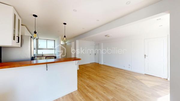 Appartement F4, en très bon état, avec une grande pièce de vie, deux chambres et un bureau, une grande cave et un emplacement de parking.
Au troisième et dernier étage d’une résidence en impasse avec de grands espaces verts et entièrement rénovée énergétiquement !

À Palaiseau, dans un environnement privilégié au fond d’une IMPASSE, au sein d’un quartier résidentiel recherché pour son calme et sa situation, venez découvrir ce charmant appartement 4 pièces de 67 m², lumineux grâce à sa double exposition.
Situé au 3ᵉ et dernier étage sans ascenseur, cet appartement en Très Bon État offre un cadre de vie agréable.
Au sein d’une résidence calme et verdoyante, ravalée il y a 10 ans et dont la chaufferie vient d’être rénovée (chaudière gaz à condensation de 2026) => DPE en D !

📍Emplacement idéal
•	À quelques pas, par voie piétonne, de l’école maternelle et élémentaire Paul Langevin
•	À 10 minutes du collège, du lycée, du centre-ville et de toutes les commodités
•	À 5 minutes de la gare de Massy-Palaiseau (RER B et C, TGV, future ligne 18, aéroport d’Orly à 10 minutes)
•	À 10 minutes de Polytechnique et du plateau de Saclay (arrêt de bus à 200 m)
•	Accès rapide aux autoroutes A10 et A6

⭐️ Appartement F4, 2 chambres et bureau, lumineux et en Très bon état.
L’appartement propose :
•	Un grand espace de vie de 35 m², traversant, comprenant :
o	une entrée
o	une cuisine entièrement équipée et aménagée avec îlot
o	un salon-salle à manger exposé OUEST avec grandes baies vitrées coulissantes donnant sur le parc de la résidence

•	2 chambres et un bureau (7 m²) avec dressings
•	Des WC séparés et une spacieuse salle d’eau avec emplacement lave-linge.

Vous bénéficierez également d’une grande cave avec électricité et d’un stationnement au sein du parking privé de la résidence.

🌿 Résidence agréable avec Espaces Verts et rénovation énergétique déjà réalisée ! 
Le bien se situe en impasse, dans une copropriété à taille humaine (18 lots d’habitation), entièrement clôturée, calme et bénéficiant de grands espaces verts.
L’immeuble, construit dans les années 60, a été ravalé il y a environ 10 ans.
La copropriété a très récemment réalisé la rénovation de la chaufferie (passage du chauffage au fioul à une chaudière gaz à condensation). 
Conséquences : plus de travaux à prévoir, des charges qui devraient diminuer dans les prochains mois, et un DPE en D !
=> Les charges actuelles sont de 275 € par mois, incluant notamment chauffage, eau chaude et eau froide.

✨ Les plus de l’appartement
•	Dernier étage
•	Appartement très bien entretenu
•	Grande pièce de vie
•	Cuisine entièrement équipée 
•	WC séparés, salle d’eau récente 
•	Double vitrage, VMC, DPE en D
•	Grande cave avec électricité 
•	Stationnement facile dans le parking privé de la résidence
•	Petite copropriété avec grands espaces verts, rénovation énergétique réalisée !
•	Localisation en impasse proche école, collège, lycée, axes routiers et transports (RER Massy-Palaiseau)

Le dynamisme du secteur, la qualité de la résidence et la rénovation énergétique déjà réalisée, le très bon état de l’appartement en font un bien idéal pour une famille !
🎥 Visite virtuelle disponible sur demande pour une première découverte.
À votre entière disposition 7 jours sur 7 !