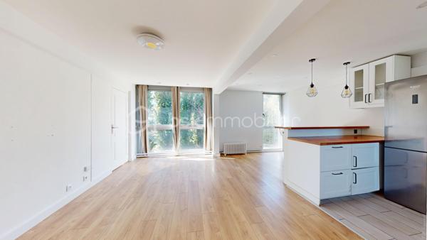 Appartement F4, en très bon état, avec une grande pièce de vie, deux chambres et un bureau, une grande cave et un emplacement de parking.
Au troisième et dernier étage d’une résidence en impasse avec de grands espaces verts et entièrement rénovée énergétiquement !

À Palaiseau, dans un environnement privilégié au fond d’une IMPASSE, au sein d’un quartier résidentiel recherché pour son calme et sa situation, venez découvrir ce charmant appartement 4 pièces de 67 m², lumineux grâce à sa double exposition.
Situé au 3ᵉ et dernier étage sans ascenseur, cet appartement en Très Bon État offre un cadre de vie agréable.
Au sein d’une résidence calme et verdoyante, ravalée il y a 10 ans et dont la chaufferie vient d’être rénovée (chaudière gaz à condensation de 2026) => DPE en D !

📍Emplacement idéal
•	À quelques pas, par voie piétonne, de l’école maternelle et élémentaire Paul Langevin
•	À 10 minutes du collège, du lycée, du centre-ville et de toutes les commodités
•	À 5 minutes de la gare de Massy-Palaiseau (RER B et C, TGV, future ligne 18, aéroport d’Orly à 10 minutes)
•	À 10 minutes de Polytechnique et du plateau de Saclay (arrêt de bus à 200 m)
•	Accès rapide aux autoroutes A10 et A6

⭐️ Appartement F4, 2 chambres et bureau, lumineux et en Très bon état.
L’appartement propose :
•	Un grand espace de vie de 35 m², traversant, comprenant :
o	une entrée
o	une cuisine entièrement équipée et aménagée avec îlot
o	un salon-salle à manger exposé OUEST avec grandes baies vitrées coulissantes donnant sur le parc de la résidence

•	2 chambres et un bureau (7 m²) avec dressings
•	Des WC séparés et une spacieuse salle d’eau avec emplacement lave-linge.

Vous bénéficierez également d’une grande cave avec électricité et d’un stationnement au sein du parking privé de la résidence.

🌿 Résidence agréable avec Espaces Verts et rénovation énergétique déjà réalisée ! 
Le bien se situe en impasse, dans une copropriété à taille humaine (18 lots d’habitation), entièrement clôturée, calme et bénéficiant de grands espaces verts.
L’immeuble, construit dans les années 60, a été ravalé il y a environ 10 ans.
La copropriété a très récemment réalisé la rénovation de la chaufferie (passage du chauffage au fioul à une chaudière gaz à condensation). 
Conséquences : plus de travaux à prévoir, des charges qui devraient diminuer dans les prochains mois, et un DPE en D !
=> Les charges actuelles sont de 275 € par mois, incluant notamment chauffage, eau chaude et eau froide.

✨ Les plus de l’appartement
•	Dernier étage
•	Appartement très bien entretenu
•	Grande pièce de vie
•	Cuisine entièrement équipée 
•	WC séparés, salle d’eau récente 
•	Double vitrage, VMC, DPE en D
•	Grande cave avec électricité 
•	Stationnement facile dans le parking privé de la résidence
•	Petite copropriété avec grands espaces verts, rénovation énergétique réalisée !
•	Localisation en impasse proche école, collège, lycée, axes routiers et transports (RER Massy-Palaiseau)

Le dynamisme du secteur, la qualité de la résidence et la rénovation énergétique déjà réalisée, le très bon état de l’appartement en font un bien idéal pour une famille !
🎥 Visite virtuelle disponible sur demande pour une première découverte.
À votre entière disposition 7 jours sur 7 !