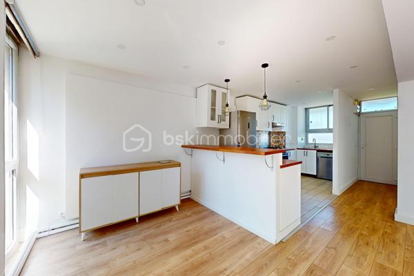 Appartement F4, en très bon état, avec une grande pièce de vie, deux chambres et un bureau, une grande cave et un emplacement de parking.
Au troisième et dernier étage d’une résidence en impasse avec de grands espaces verts et entièrement rénovée énergétiquement !

À Palaiseau, dans un environnement privilégié au fond d’une IMPASSE, au sein d’un quartier résidentiel recherché pour son calme et sa situation, venez découvrir ce charmant appartement 4 pièces de 67 m², lumineux grâce à sa double exposition.
Situé au 3ᵉ et dernier étage sans ascenseur, cet appartement en Très Bon État offre un cadre de vie agréable.
Au sein d’une résidence calme et verdoyante, ravalée il y a 10 ans et dont la chaufferie vient d’être rénovée (chaudière gaz à condensation de 2026) => DPE en D !

📍Emplacement idéal
•	À quelques pas, par voie piétonne, de l’école maternelle et élémentaire Paul Langevin
•	À 10 minutes du collège, du lycée, du centre-ville et de toutes les commodités
•	À 5 minutes de la gare de Massy-Palaiseau (RER B et C, TGV, future ligne 18, aéroport d’Orly à 10 minutes)
•	À 10 minutes de Polytechnique et du plateau de Saclay (arrêt de bus à 200 m)
•	Accès rapide aux autoroutes A10 et A6

⭐️ Appartement F4, 2 chambres et bureau, lumineux et en Très bon état.
L’appartement propose :
•	Un grand espace de vie de 35 m², traversant, comprenant :
o	une entrée
o	une cuisine entièrement équipée et aménagée avec îlot
o	un salon-salle à manger exposé OUEST avec grandes baies vitrées coulissantes donnant sur le parc de la résidence

•	2 chambres et un bureau (7 m²) avec dressings
•	Des WC séparés et une spacieuse salle d’eau avec emplacement lave-linge.

Vous bénéficierez également d’une grande cave avec électricité et d’un stationnement au sein du parking privé de la résidence.

🌿 Résidence agréable avec Espaces Verts et rénovation énergétique déjà réalisée ! 
Le bien se situe en impasse, dans une copropriété à taille humaine (18 lots d’habitation), entièrement clôturée, calme et bénéficiant de grands espaces verts.
L’immeuble, construit dans les années 60, a été ravalé il y a environ 10 ans.
La copropriété a très récemment réalisé la rénovation de la chaufferie (passage du chauffage au fioul à une chaudière gaz à condensation). 
Conséquences : plus de travaux à prévoir, des charges qui devraient diminuer dans les prochains mois, et un DPE en D !
=> Les charges actuelles sont de 275 € par mois, incluant notamment chauffage, eau chaude et eau froide.

✨ Les plus de l’appartement
•	Dernier étage
•	Appartement très bien entretenu
•	Grande pièce de vie
•	Cuisine entièrement équipée 
•	WC séparés, salle d’eau récente 
•	Double vitrage, VMC, DPE en D
•	Grande cave avec électricité 
•	Stationnement facile dans le parking privé de la résidence
•	Petite copropriété avec grands espaces verts, rénovation énergétique réalisée !
•	Localisation en impasse proche école, collège, lycée, axes routiers et transports (RER Massy-Palaiseau)

Le dynamisme du secteur, la qualité de la résidence et la rénovation énergétique déjà réalisée, le très bon état de l’appartement en font un bien idéal pour une famille !
🎥 Visite virtuelle disponible sur demande pour une première découverte.
À votre entière disposition 7 jours sur 7 !