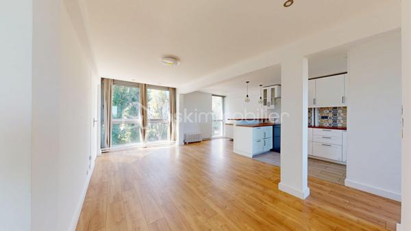 Appartement F4, en très bon état, avec une grande pièce de vie, deux chambres et un bureau, une grande cave et un emplacement de parking.
Au troisième et dernier étage d’une résidence en impasse avec de grands espaces verts et entièrement rénovée énergétiquement !

À Palaiseau, dans un environnement privilégié au fond d’une IMPASSE, au sein d’un quartier résidentiel recherché pour son calme et sa situation, venez découvrir ce charmant appartement 4 pièces de 67 m², lumineux grâce à sa double exposition.
Situé au 3ᵉ et dernier étage sans ascenseur, cet appartement en Très Bon État offre un cadre de vie agréable.
Au sein d’une résidence calme et verdoyante, ravalée il y a 10 ans et dont la chaufferie vient d’être rénovée (chaudière gaz à condensation de 2026) => DPE en D !

📍Emplacement idéal
•	À quelques pas, par voie piétonne, de l’école maternelle et élémentaire Paul Langevin
•	À 10 minutes du collège, du lycée, du centre-ville et de toutes les commodités
•	À 5 minutes de la gare de Massy-Palaiseau (RER B et C, TGV, future ligne 18, aéroport d’Orly à 10 minutes)
•	À 10 minutes de Polytechnique et du plateau de Saclay (arrêt de bus à 200 m)
•	Accès rapide aux autoroutes A10 et A6

⭐️ Appartement F4, 2 chambres et bureau, lumineux et en Très bon état.
L’appartement propose :
•	Un grand espace de vie de 35 m², traversant, comprenant :
o	une entrée
o	une cuisine entièrement équipée et aménagée avec îlot
o	un salon-salle à manger exposé OUEST avec grandes baies vitrées coulissantes donnant sur le parc de la résidence

•	2 chambres et un bureau (7 m²) avec dressings
•	Des WC séparés et une spacieuse salle d’eau avec emplacement lave-linge.

Vous bénéficierez également d’une grande cave avec électricité et d’un stationnement au sein du parking privé de la résidence.

🌿 Résidence agréable avec Espaces Verts et rénovation énergétique déjà réalisée ! 
Le bien se situe en impasse, dans une copropriété à taille humaine (18 lots d’habitation), entièrement clôturée, calme et bénéficiant de grands espaces verts.
L’immeuble, construit dans les années 60, a été ravalé il y a environ 10 ans.
La copropriété a très récemment réalisé la rénovation de la chaufferie (passage du chauffage au fioul à une chaudière gaz à condensation). 
Conséquences : plus de travaux à prévoir, des charges qui devraient diminuer dans les prochains mois, et un DPE en D !
=> Les charges actuelles sont de 275 € par mois, incluant notamment chauffage, eau chaude et eau froide.

✨ Les plus de l’appartement
•	Dernier étage
•	Appartement très bien entretenu
•	Grande pièce de vie
•	Cuisine entièrement équipée 
•	WC séparés, salle d’eau récente 
•	Double vitrage, VMC, DPE en D
•	Grande cave avec électricité 
•	Stationnement facile dans le parking privé de la résidence
•	Petite copropriété avec grands espaces verts, rénovation énergétique réalisée !
•	Localisation en impasse proche école, collège, lycée, axes routiers et transports (RER Massy-Palaiseau)

Le dynamisme du secteur, la qualité de la résidence et la rénovation énergétique déjà réalisée, le très bon état de l’appartement en font un bien idéal pour une famille !
🎥 Visite virtuelle disponible sur demande pour une première découverte.
À votre entière disposition 7 jours sur 7 !