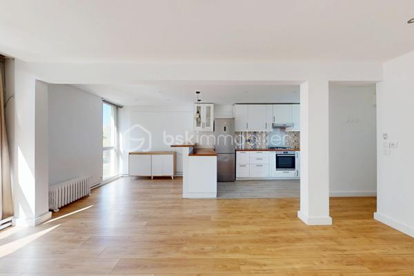 Appartement F4, en très bon état, avec une grande pièce de vie, deux chambres et un bureau, une grande cave et un emplacement de parking.
Au troisième et dernier étage d’une résidence en impasse avec de grands espaces verts et entièrement rénovée énergétiquement !

À Palaiseau, dans un environnement privilégié au fond d’une IMPASSE, au sein d’un quartier résidentiel recherché pour son calme et sa situation, venez découvrir ce charmant appartement 4 pièces de 67 m², lumineux grâce à sa double exposition.
Situé au 3ᵉ et dernier étage sans ascenseur, cet appartement en Très Bon État offre un cadre de vie agréable.
Au sein d’une résidence calme et verdoyante, ravalée il y a 10 ans et dont la chaufferie vient d’être rénovée (chaudière gaz à condensation de 2026) => DPE en D !

📍Emplacement idéal
•	À quelques pas, par voie piétonne, de l’école maternelle et élémentaire Paul Langevin
•	À 10 minutes du collège, du lycée, du centre-ville et de toutes les commodités
•	À 5 minutes de la gare de Massy-Palaiseau (RER B et C, TGV, future ligne 18, aéroport d’Orly à 10 minutes)
•	À 10 minutes de Polytechnique et du plateau de Saclay (arrêt de bus à 200 m)
•	Accès rapide aux autoroutes A10 et A6

⭐️ Appartement F4, 2 chambres et bureau, lumineux et en Très bon état.
L’appartement propose :
•	Un grand espace de vie de 35 m², traversant, comprenant :
o	une entrée
o	une cuisine entièrement équipée et aménagée avec îlot
o	un salon-salle à manger exposé OUEST avec grandes baies vitrées coulissantes donnant sur le parc de la résidence

•	2 chambres et un bureau (7 m²) avec dressings
•	Des WC séparés et une spacieuse salle d’eau avec emplacement lave-linge.

Vous bénéficierez également d’une grande cave avec électricité et d’un stationnement au sein du parking privé de la résidence.

🌿 Résidence agréable avec Espaces Verts et rénovation énergétique déjà réalisée ! 
Le bien se situe en impasse, dans une copropriété à taille humaine (18 lots d’habitation), entièrement clôturée, calme et bénéficiant de grands espaces verts.
L’immeuble, construit dans les années 60, a été ravalé il y a environ 10 ans.
La copropriété a très récemment réalisé la rénovation de la chaufferie (passage du chauffage au fioul à une chaudière gaz à condensation). 
Conséquences : plus de travaux à prévoir, des charges qui devraient diminuer dans les prochains mois, et un DPE en D !
=> Les charges actuelles sont de 275 € par mois, incluant notamment chauffage, eau chaude et eau froide.

✨ Les plus de l’appartement
•	Dernier étage
•	Appartement très bien entretenu
•	Grande pièce de vie
•	Cuisine entièrement équipée 
•	WC séparés, salle d’eau récente 
•	Double vitrage, VMC, DPE en D
•	Grande cave avec électricité 
•	Stationnement facile dans le parking privé de la résidence
•	Petite copropriété avec grands espaces verts, rénovation énergétique réalisée !
•	Localisation en impasse proche école, collège, lycée, axes routiers et transports (RER Massy-Palaiseau)

Le dynamisme du secteur, la qualité de la résidence et la rénovation énergétique déjà réalisée, le très bon état de l’appartement en font un bien idéal pour une famille !
🎥 Visite virtuelle disponible sur demande pour une première découverte.
À votre entière disposition 7 jours sur 7 !