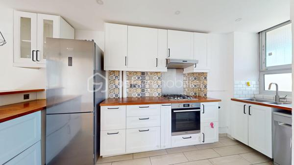 Appartement F4, en très bon état, avec une grande pièce de vie, deux chambres et un bureau, une grande cave et un emplacement de parking.
Au troisième et dernier étage d’une résidence en impasse avec de grands espaces verts et entièrement rénovée énergétiquement !

À Palaiseau, dans un environnement privilégié au fond d’une IMPASSE, au sein d’un quartier résidentiel recherché pour son calme et sa situation, venez découvrir ce charmant appartement 4 pièces de 67 m², lumineux grâce à sa double exposition.
Situé au 3ᵉ et dernier étage sans ascenseur, cet appartement en Très Bon État offre un cadre de vie agréable.
Au sein d’une résidence calme et verdoyante, ravalée il y a 10 ans et dont la chaufferie vient d’être rénovée (chaudière gaz à condensation de 2026) => DPE en D !

📍Emplacement idéal
•	À quelques pas, par voie piétonne, de l’école maternelle et élémentaire Paul Langevin
•	À 10 minutes du collège, du lycée, du centre-ville et de toutes les commodités
•	À 5 minutes de la gare de Massy-Palaiseau (RER B et C, TGV, future ligne 18, aéroport d’Orly à 10 minutes)
•	À 10 minutes de Polytechnique et du plateau de Saclay (arrêt de bus à 200 m)
•	Accès rapide aux autoroutes A10 et A6

⭐️ Appartement F4, 2 chambres et bureau, lumineux et en Très bon état.
L’appartement propose :
•	Un grand espace de vie de 35 m², traversant, comprenant :
o	une entrée
o	une cuisine entièrement équipée et aménagée avec îlot
o	un salon-salle à manger exposé OUEST avec grandes baies vitrées coulissantes donnant sur le parc de la résidence

•	2 chambres et un bureau (7 m²) avec dressings
•	Des WC séparés et une spacieuse salle d’eau avec emplacement lave-linge.

Vous bénéficierez également d’une grande cave avec électricité et d’un stationnement au sein du parking privé de la résidence.

🌿 Résidence agréable avec Espaces Verts et rénovation énergétique déjà réalisée ! 
Le bien se situe en impasse, dans une copropriété à taille humaine (18 lots d’habitation), entièrement clôturée, calme et bénéficiant de grands espaces verts.
L’immeuble, construit dans les années 60, a été ravalé il y a environ 10 ans.
La copropriété a très récemment réalisé la rénovation de la chaufferie (passage du chauffage au fioul à une chaudière gaz à condensation). 
Conséquences : plus de travaux à prévoir, des charges qui devraient diminuer dans les prochains mois, et un DPE en D !
=> Les charges actuelles sont de 275 € par mois, incluant notamment chauffage, eau chaude et eau froide.

✨ Les plus de l’appartement
•	Dernier étage
•	Appartement très bien entretenu
•	Grande pièce de vie
•	Cuisine entièrement équipée 
•	WC séparés, salle d’eau récente 
•	Double vitrage, VMC, DPE en D
•	Grande cave avec électricité 
•	Stationnement facile dans le parking privé de la résidence
•	Petite copropriété avec grands espaces verts, rénovation énergétique réalisée !
•	Localisation en impasse proche école, collège, lycée, axes routiers et transports (RER Massy-Palaiseau)

Le dynamisme du secteur, la qualité de la résidence et la rénovation énergétique déjà réalisée, le très bon état de l’appartement en font un bien idéal pour une famille !
🎥 Visite virtuelle disponible sur demande pour une première découverte.
À votre entière disposition 7 jours sur 7 !