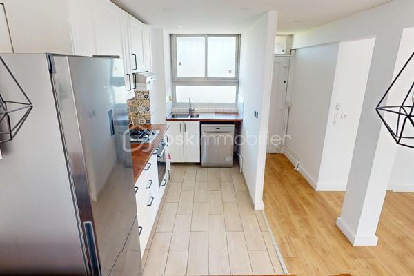 Appartement F4, en très bon état, avec une grande pièce de vie, deux chambres et un bureau, une grande cave et un emplacement de parking.
Au troisième et dernier étage d’une résidence en impasse avec de grands espaces verts et entièrement rénovée énergétiquement !

À Palaiseau, dans un environnement privilégié au fond d’une IMPASSE, au sein d’un quartier résidentiel recherché pour son calme et sa situation, venez découvrir ce charmant appartement 4 pièces de 67 m², lumineux grâce à sa double exposition.
Situé au 3ᵉ et dernier étage sans ascenseur, cet appartement en Très Bon État offre un cadre de vie agréable.
Au sein d’une résidence calme et verdoyante, ravalée il y a 10 ans et dont la chaufferie vient d’être rénovée (chaudière gaz à condensation de 2026) => DPE en D !

📍Emplacement idéal
•	À quelques pas, par voie piétonne, de l’école maternelle et élémentaire Paul Langevin
•	À 10 minutes du collège, du lycée, du centre-ville et de toutes les commodités
•	À 5 minutes de la gare de Massy-Palaiseau (RER B et C, TGV, future ligne 18, aéroport d’Orly à 10 minutes)
•	À 10 minutes de Polytechnique et du plateau de Saclay (arrêt de bus à 200 m)
•	Accès rapide aux autoroutes A10 et A6

⭐️ Appartement F4, 2 chambres et bureau, lumineux et en Très bon état.
L’appartement propose :
•	Un grand espace de vie de 35 m², traversant, comprenant :
o	une entrée
o	une cuisine entièrement équipée et aménagée avec îlot
o	un salon-salle à manger exposé OUEST avec grandes baies vitrées coulissantes donnant sur le parc de la résidence

•	2 chambres et un bureau (7 m²) avec dressings
•	Des WC séparés et une spacieuse salle d’eau avec emplacement lave-linge.

Vous bénéficierez également d’une grande cave avec électricité et d’un stationnement au sein du parking privé de la résidence.

🌿 Résidence agréable avec Espaces Verts et rénovation énergétique déjà réalisée ! 
Le bien se situe en impasse, dans une copropriété à taille humaine (18 lots d’habitation), entièrement clôturée, calme et bénéficiant de grands espaces verts.
L’immeuble, construit dans les années 60, a été ravalé il y a environ 10 ans.
La copropriété a très récemment réalisé la rénovation de la chaufferie (passage du chauffage au fioul à une chaudière gaz à condensation). 
Conséquences : plus de travaux à prévoir, des charges qui devraient diminuer dans les prochains mois, et un DPE en D !
=> Les charges actuelles sont de 275 € par mois, incluant notamment chauffage, eau chaude et eau froide.

✨ Les plus de l’appartement
•	Dernier étage
•	Appartement très bien entretenu
•	Grande pièce de vie
•	Cuisine entièrement équipée 
•	WC séparés, salle d’eau récente 
•	Double vitrage, VMC, DPE en D
•	Grande cave avec électricité 
•	Stationnement facile dans le parking privé de la résidence
•	Petite copropriété avec grands espaces verts, rénovation énergétique réalisée !
•	Localisation en impasse proche école, collège, lycée, axes routiers et transports (RER Massy-Palaiseau)

Le dynamisme du secteur, la qualité de la résidence et la rénovation énergétique déjà réalisée, le très bon état de l’appartement en font un bien idéal pour une famille !
🎥 Visite virtuelle disponible sur demande pour une première découverte.
À votre entière disposition 7 jours sur 7 !