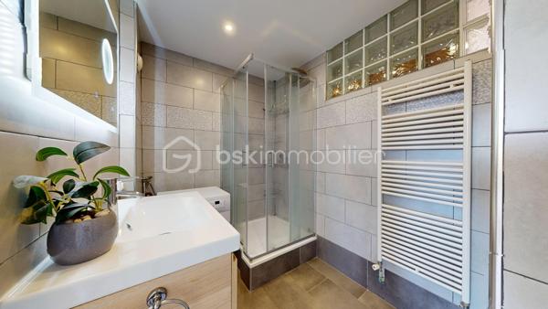 Appartement F4, en très bon état, avec une grande pièce de vie, deux chambres et un bureau, une grande cave et un emplacement de parking.
Au troisième et dernier étage d’une résidence en impasse avec de grands espaces verts et entièrement rénovée énergétiquement !

À Palaiseau, dans un environnement privilégié au fond d’une IMPASSE, au sein d’un quartier résidentiel recherché pour son calme et sa situation, venez découvrir ce charmant appartement 4 pièces de 67 m², lumineux grâce à sa double exposition.
Situé au 3ᵉ et dernier étage sans ascenseur, cet appartement en Très Bon État offre un cadre de vie agréable.
Au sein d’une résidence calme et verdoyante, ravalée il y a 10 ans et dont la chaufferie vient d’être rénovée (chaudière gaz à condensation de 2026) => DPE en D !

📍Emplacement idéal
•	À quelques pas, par voie piétonne, de l’école maternelle et élémentaire Paul Langevin
•	À 10 minutes du collège, du lycée, du centre-ville et de toutes les commodités
•	À 5 minutes de la gare de Massy-Palaiseau (RER B et C, TGV, future ligne 18, aéroport d’Orly à 10 minutes)
•	À 10 minutes de Polytechnique et du plateau de Saclay (arrêt de bus à 200 m)
•	Accès rapide aux autoroutes A10 et A6

⭐️ Appartement F4, 2 chambres et bureau, lumineux et en Très bon état.
L’appartement propose :
•	Un grand espace de vie de 35 m², traversant, comprenant :
o	une entrée
o	une cuisine entièrement équipée et aménagée avec îlot
o	un salon-salle à manger exposé OUEST avec grandes baies vitrées coulissantes donnant sur le parc de la résidence

•	2 chambres et un bureau (7 m²) avec dressings
•	Des WC séparés et une spacieuse salle d’eau avec emplacement lave-linge.

Vous bénéficierez également d’une grande cave avec électricité et d’un stationnement au sein du parking privé de la résidence.

🌿 Résidence agréable avec Espaces Verts et rénovation énergétique déjà réalisée ! 
Le bien se situe en impasse, dans une copropriété à taille humaine (18 lots d’habitation), entièrement clôturée, calme et bénéficiant de grands espaces verts.
L’immeuble, construit dans les années 60, a été ravalé il y a environ 10 ans.
La copropriété a très récemment réalisé la rénovation de la chaufferie (passage du chauffage au fioul à une chaudière gaz à condensation). 
Conséquences : plus de travaux à prévoir, des charges qui devraient diminuer dans les prochains mois, et un DPE en D !
=> Les charges actuelles sont de 275 € par mois, incluant notamment chauffage, eau chaude et eau froide.

✨ Les plus de l’appartement
•	Dernier étage
•	Appartement très bien entretenu
•	Grande pièce de vie
•	Cuisine entièrement équipée 
•	WC séparés, salle d’eau récente 
•	Double vitrage, VMC, DPE en D
•	Grande cave avec électricité 
•	Stationnement facile dans le parking privé de la résidence
•	Petite copropriété avec grands espaces verts, rénovation énergétique réalisée !
•	Localisation en impasse proche école, collège, lycée, axes routiers et transports (RER Massy-Palaiseau)

Le dynamisme du secteur, la qualité de la résidence et la rénovation énergétique déjà réalisée, le très bon état de l’appartement en font un bien idéal pour une famille !
🎥 Visite virtuelle disponible sur demande pour une première découverte.
À votre entière disposition 7 jours sur 7 !