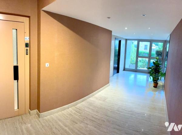 Appartement en dernier étage avec blacon