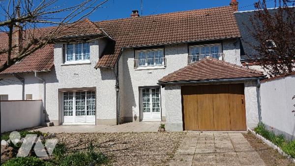 Proche du centre, maison avec garage double et cellier. 3 Chambres à l'étage