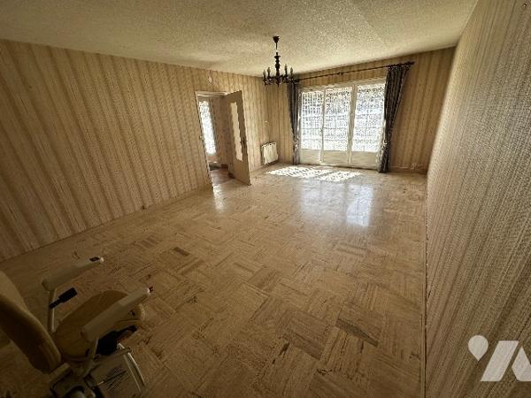 Proche du centre, maison avec garage double et cellier. 3 Chambres à l'étage