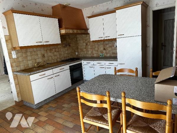 Proche du centre, maison avec garage double et cellier. 3 Chambres à l'étage