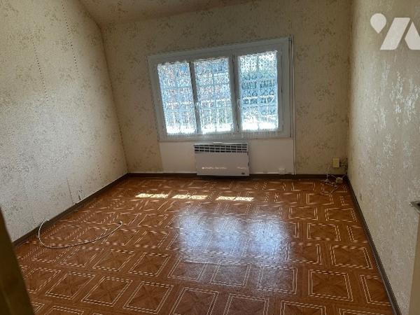 Proche du centre, maison avec garage double et cellier. 3 Chambres à l'étage