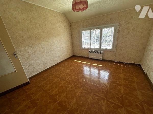 Proche du centre, maison avec garage double et cellier. 3 Chambres à l'étage