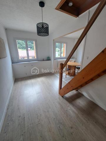 À découvrir sans tarder ! Situé au 3ᵉ et dernier étage d'une petite copropriété aux faibles charges (240 € par an), ce duplex de type 3 de 51 m² Loi Carrez a été rénové récemment avec goût et ne nécessite aucun gros travaux.
Il se compose d'une entrée, d'une salle d'eau avec WC, d'une cuisine moderne entièrement équipée ouverte sur une agréable pièce de vie, d'un salon chaleureux, ainsi que de deux chambres.
Les prestations sont de qualité :
Cuisine récente et entièrement équipée
Double vitrage PVC
Électricité entièrement refaite
Rénovation récente
belle vue et bon ensoleillement
En complément, vous bénéficierez d'un grenier accessible depuis l'appartement offrant un espace de stockage supplémentaire ainsi que d'un garage, un véritable atout pour un appartement de ville
Ce bien séduira aussi bien un primo-accédant à la recherche d'un logement clé en main qu'un investisseur souhaitant réaliser un placement de qualité avec de faibles charges.

Une visite s'impose !