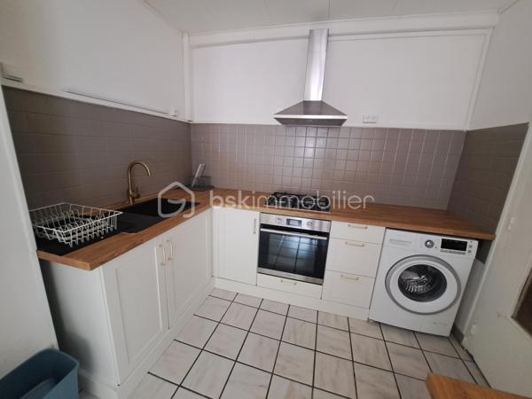À découvrir sans tarder ! Situé au 3ᵉ et dernier étage d'une petite copropriété aux faibles charges (240 € par an), ce duplex de type 3 de 51 m² Loi Carrez a été rénové récemment avec goût et ne nécessite aucun gros travaux.
Il se compose d'une entrée, d'une salle d'eau avec WC, d'une cuisine moderne entièrement équipée ouverte sur une agréable pièce de vie, d'un salon chaleureux, ainsi que de deux chambres.
Les prestations sont de qualité :
Cuisine récente et entièrement équipée
Double vitrage PVC
Électricité entièrement refaite
Rénovation récente
belle vue et bon ensoleillement
En complément, vous bénéficierez d'un grenier accessible depuis l'appartement offrant un espace de stockage supplémentaire ainsi que d'un garage, un véritable atout pour un appartement de ville
Ce bien séduira aussi bien un primo-accédant à la recherche d'un logement clé en main qu'un investisseur souhaitant réaliser un placement de qualité avec de faibles charges.

Une visite s'impose !