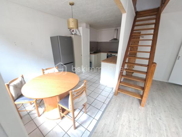 À découvrir sans tarder ! Situé au 3ᵉ et dernier étage d'une petite copropriété aux faibles charges (240 € par an), ce duplex de type 3 de 51 m² Loi Carrez a été rénové récemment avec goût et ne nécessite aucun gros travaux.
Il se compose d'une entrée, d'une salle d'eau avec WC, d'une cuisine moderne entièrement équipée ouverte sur une agréable pièce de vie, d'un salon chaleureux, ainsi que de deux chambres.
Les prestations sont de qualité :
Cuisine récente et entièrement équipée
Double vitrage PVC
Électricité entièrement refaite
Rénovation récente
belle vue et bon ensoleillement
En complément, vous bénéficierez d'un grenier accessible depuis l'appartement offrant un espace de stockage supplémentaire ainsi que d'un garage, un véritable atout pour un appartement de ville
Ce bien séduira aussi bien un primo-accédant à la recherche d'un logement clé en main qu'un investisseur souhaitant réaliser un placement de qualité avec de faibles charges.

Une visite s'impose !