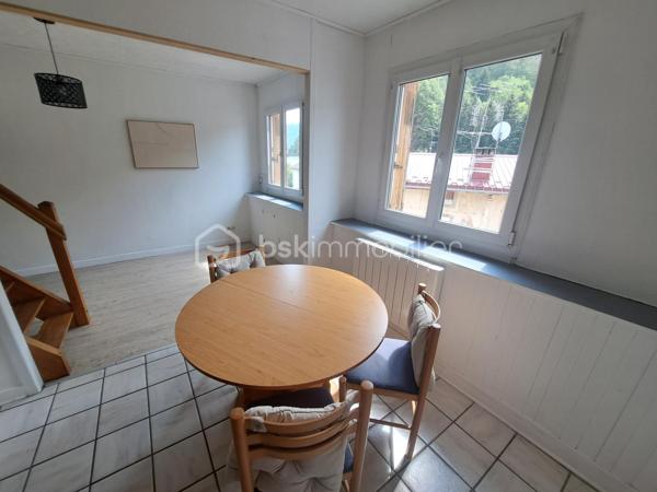 À découvrir sans tarder ! Situé au 3ᵉ et dernier étage d'une petite copropriété aux faibles charges (240 € par an), ce duplex de type 3 de 51 m² Loi Carrez a été rénové récemment avec goût et ne nécessite aucun gros travaux.
Il se compose d'une entrée, d'une salle d'eau avec WC, d'une cuisine moderne entièrement équipée ouverte sur une agréable pièce de vie, d'un salon chaleureux, ainsi que de deux chambres.
Les prestations sont de qualité :
Cuisine récente et entièrement équipée
Double vitrage PVC
Électricité entièrement refaite
Rénovation récente
belle vue et bon ensoleillement
En complément, vous bénéficierez d'un grenier accessible depuis l'appartement offrant un espace de stockage supplémentaire ainsi que d'un garage, un véritable atout pour un appartement de ville
Ce bien séduira aussi bien un primo-accédant à la recherche d'un logement clé en main qu'un investisseur souhaitant réaliser un placement de qualité avec de faibles charges.

Une visite s'impose !