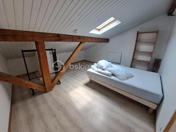 À découvrir sans tarder ! Situé au 3ᵉ et dernier étage d'une petite copropriété aux faibles charges (240 € par an), ce duplex de type 3 de 51 m² Loi Carrez a été rénové récemment avec goût et ne nécessite aucun gros travaux.
Il se compose d'une entrée, d'une salle d'eau avec WC, d'une cuisine moderne entièrement équipée ouverte sur une agréable pièce de vie, d'un salon chaleureux, ainsi que de deux chambres.
Les prestations sont de qualité :
Cuisine récente et entièrement équipée
Double vitrage PVC
Électricité entièrement refaite
Rénovation récente
belle vue et bon ensoleillement
En complément, vous bénéficierez d'un grenier accessible depuis l'appartement offrant un espace de stockage supplémentaire ainsi que d'un garage, un véritable atout pour un appartement de ville
Ce bien séduira aussi bien un primo-accédant à la recherche d'un logement clé en main qu'un investisseur souhaitant réaliser un placement de qualité avec de faibles charges.

Une visite s'impose !