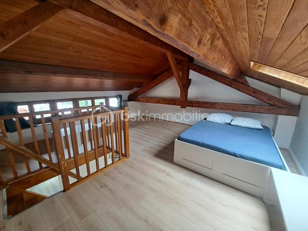 À découvrir sans tarder ! Situé au 3ᵉ et dernier étage d'une petite copropriété aux faibles charges (240 € par an), ce duplex de type 3 de 51 m² Loi Carrez a été rénové récemment avec goût et ne nécessite aucun gros travaux.
Il se compose d'une entrée, d'une salle d'eau avec WC, d'une cuisine moderne entièrement équipée ouverte sur une agréable pièce de vie, d'un salon chaleureux, ainsi que de deux chambres.
Les prestations sont de qualité :
Cuisine récente et entièrement équipée
Double vitrage PVC
Électricité entièrement refaite
Rénovation récente
belle vue et bon ensoleillement
En complément, vous bénéficierez d'un grenier accessible depuis l'appartement offrant un espace de stockage supplémentaire ainsi que d'un garage, un véritable atout pour un appartement de ville
Ce bien séduira aussi bien un primo-accédant à la recherche d'un logement clé en main qu'un investisseur souhaitant réaliser un placement de qualité avec de faibles charges.

Une visite s'impose !