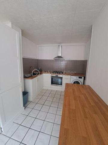 À découvrir sans tarder ! Situé au 3ᵉ et dernier étage d'une petite copropriété aux faibles charges (240 € par an), ce duplex de type 3 de 51 m² Loi Carrez a été rénové récemment avec goût et ne nécessite aucun gros travaux.
Il se compose d'une entrée, d'une salle d'eau avec WC, d'une cuisine moderne entièrement équipée ouverte sur une agréable pièce de vie, d'un salon chaleureux, ainsi que de deux chambres.
Les prestations sont de qualité :
Cuisine récente et entièrement équipée
Double vitrage PVC
Électricité entièrement refaite
Rénovation récente
belle vue et bon ensoleillement
En complément, vous bénéficierez d'un grenier accessible depuis l'appartement offrant un espace de stockage supplémentaire ainsi que d'un garage, un véritable atout pour un appartement de ville
Ce bien séduira aussi bien un primo-accédant à la recherche d'un logement clé en main qu'un investisseur souhaitant réaliser un placement de qualité avec de faibles charges.

Une visite s'impose !