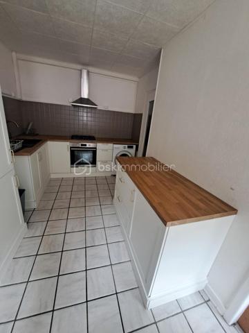 À découvrir sans tarder ! Situé au 3ᵉ et dernier étage d'une petite copropriété aux faibles charges (240 € par an), ce duplex de type 3 de 51 m² Loi Carrez a été rénové récemment avec goût et ne nécessite aucun gros travaux.
Il se compose d'une entrée, d'une salle d'eau avec WC, d'une cuisine moderne entièrement équipée ouverte sur une agréable pièce de vie, d'un salon chaleureux, ainsi que de deux chambres.
Les prestations sont de qualité :
Cuisine récente et entièrement équipée
Double vitrage PVC
Électricité entièrement refaite
Rénovation récente
belle vue et bon ensoleillement
En complément, vous bénéficierez d'un grenier accessible depuis l'appartement offrant un espace de stockage supplémentaire ainsi que d'un garage, un véritable atout pour un appartement de ville
Ce bien séduira aussi bien un primo-accédant à la recherche d'un logement clé en main qu'un investisseur souhaitant réaliser un placement de qualité avec de faibles charges.

Une visite s'impose !