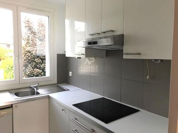 Versailles Ermitage Appartement 4pièces 66.56 m² carrez situé au 1er étage avec grenier et parking 460 000 € **  - Référence  28301