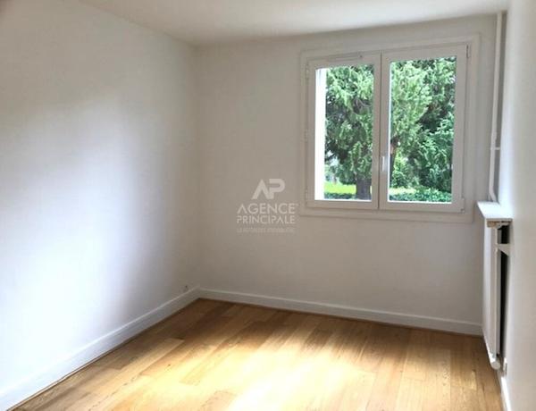 Versailles Ermitage Appartement 4pièces 66.56 m² carrez situé au 1er étage avec grenier et parking 460 000 € **  - Référence  28301