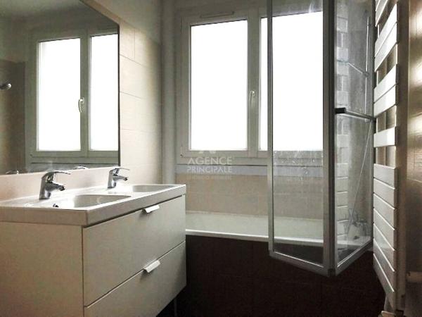 Versailles Ermitage Appartement 4pièces 66.56 m² carrez situé au 1er étage avec grenier et parking 460 000 € **  - Référence  28301