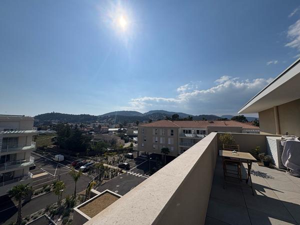 HYERES - Appartement T4 - 83 m² - Terrasse 50 m² - Stationnements