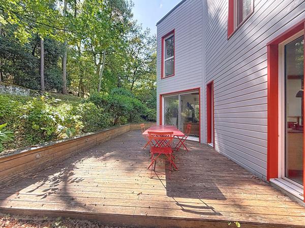 Belle maison d'architecte située à Rochefort Sur Loire proche des commodités. Avec terrain arboré de 2000 m²