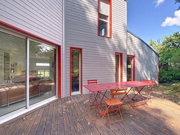 Belle maison d'architecte située à Rochefort Sur Loire proche des commodités. Avec terrain arboré de 2000 m²