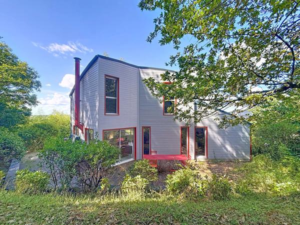 Belle maison d'architecte située à Rochefort Sur Loire proche des commodités. Avec terrain arboré de 2000 m²