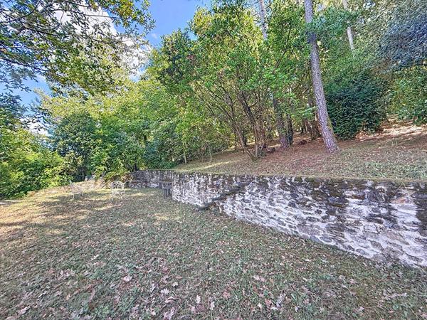 Belle maison d'architecte située à Rochefort Sur Loire proche des commodités. Avec terrain arboré de 2000 m²