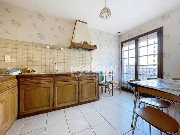 A vendre proche de la doutre, secteur Nazareth, maison avec vie de plain pied, 4 chambres dont deux en rez-de-chaussée, jardin, garage.Travaux à prévoir.