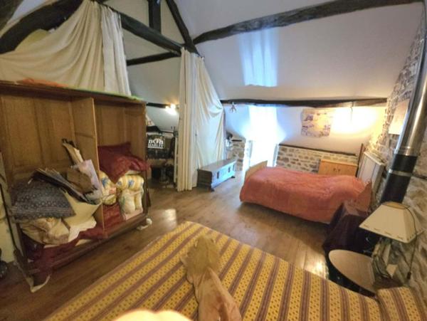 La-Lande-De-Goult 61320 Longère en pierre 112 m² terrain 30.200 m²